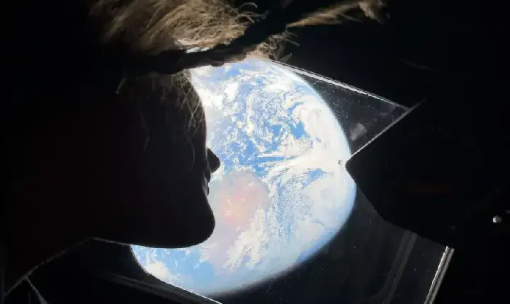 Astronautas usam celular no espaço e registram imagens inéditas