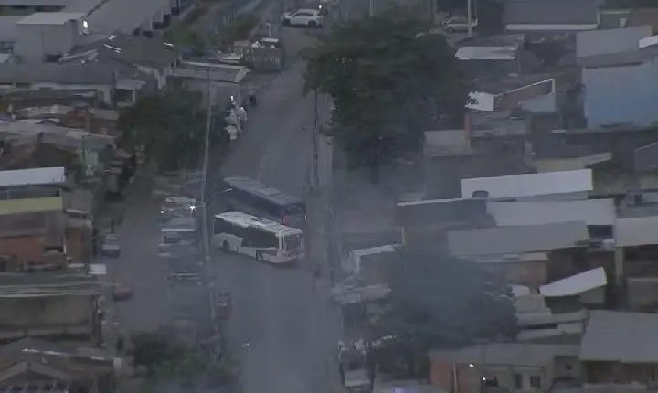Criminosos tomam ônibus e usam como barricadas em Costa Barros; 19 escolas fecham