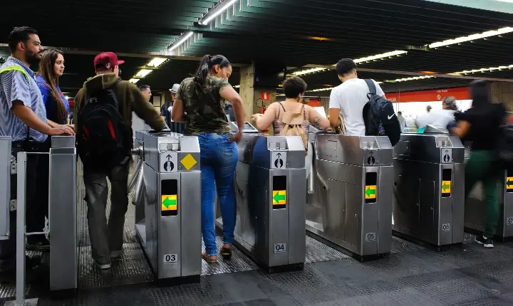 Metrô amplia pagamento por aproximação para todas as catracas das linhas 1-Azul, 2-Verde, 3-Vermelha e 15-Prata