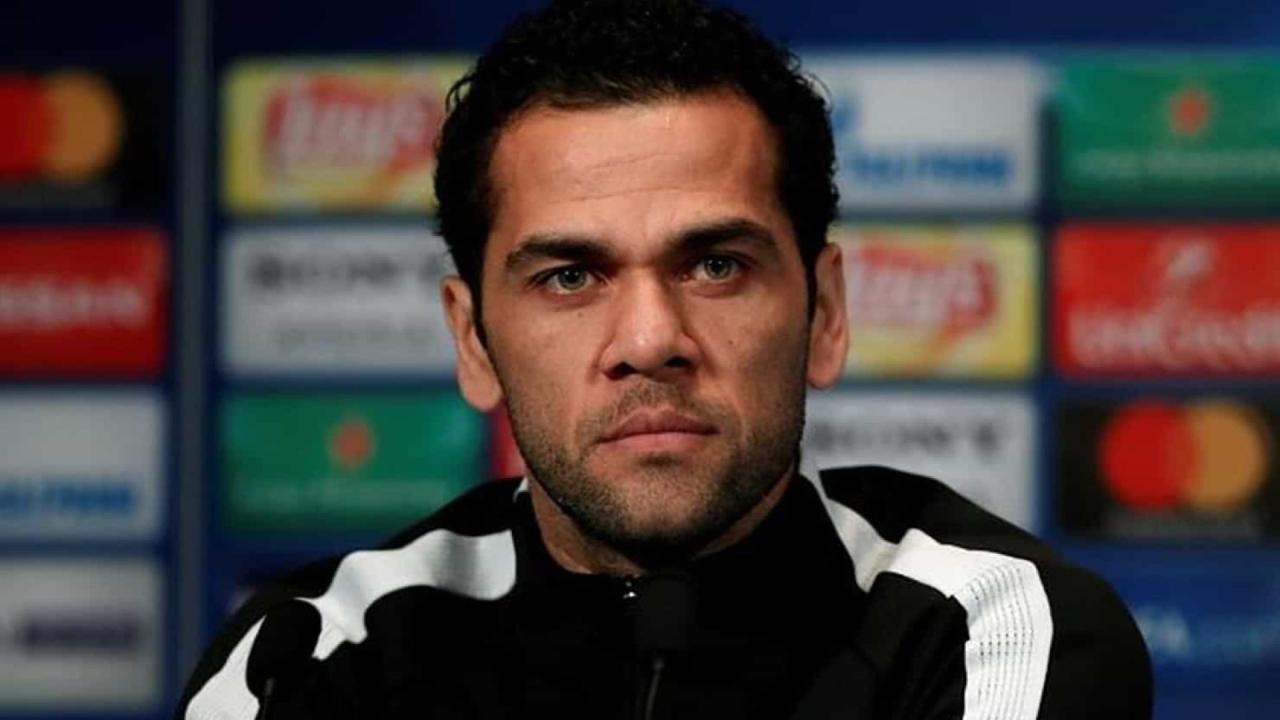 Daniel Alves distribui autógrafos para detentos em presídio em Barcelona, diz TV