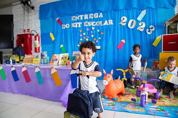 Prefeitura inicia a entrega de 32 mil kits de material escolar para alunos da rede municipal