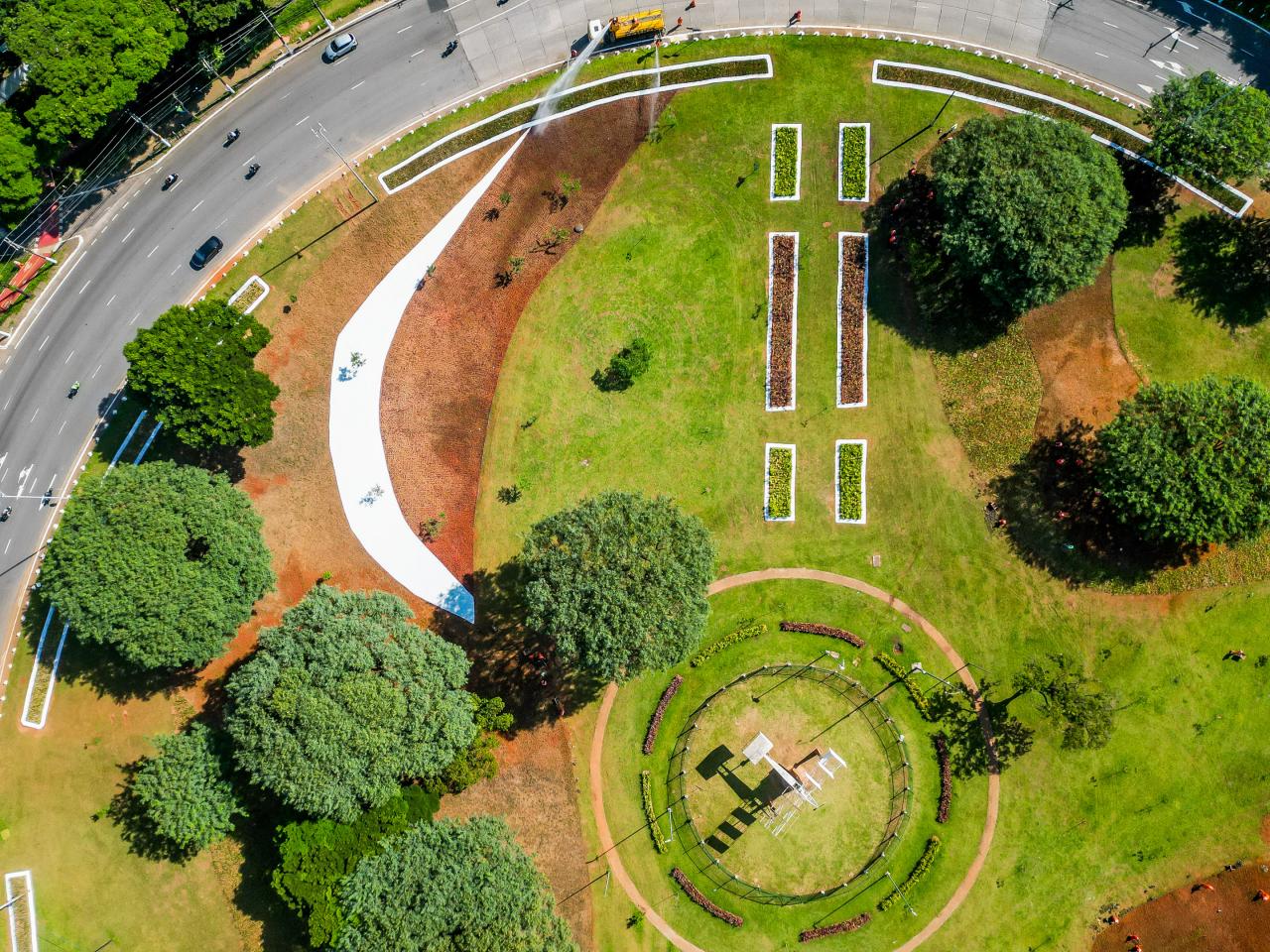Campo de Bagatelle ganha meio milhão de plantas e flores nativas