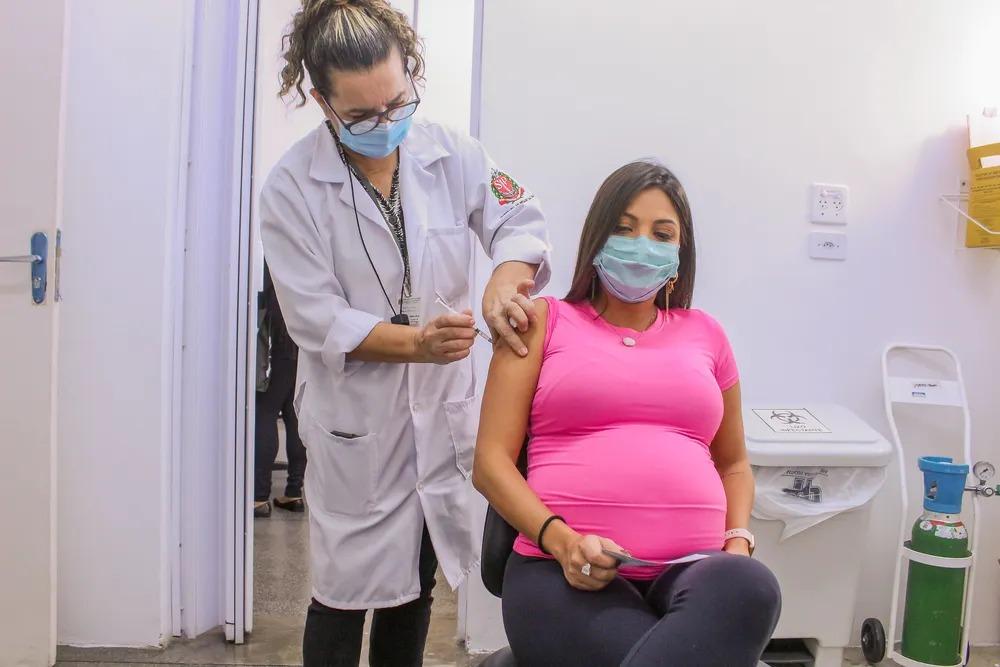 Cidade de SP começa a aplicar vacina bivalente contra a Covid em gestantes e puérperas nesta segunda