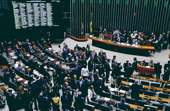 Impostos: Mais da metade dos deputados é a favor de fundir PIS/COFINS, ICMS, entre outros