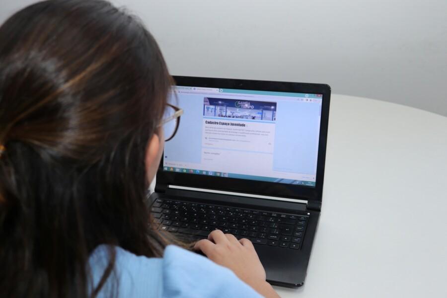 Jovens de Carapicuíba podem realizar cadastro on-line para cursos e primeiro emprego
