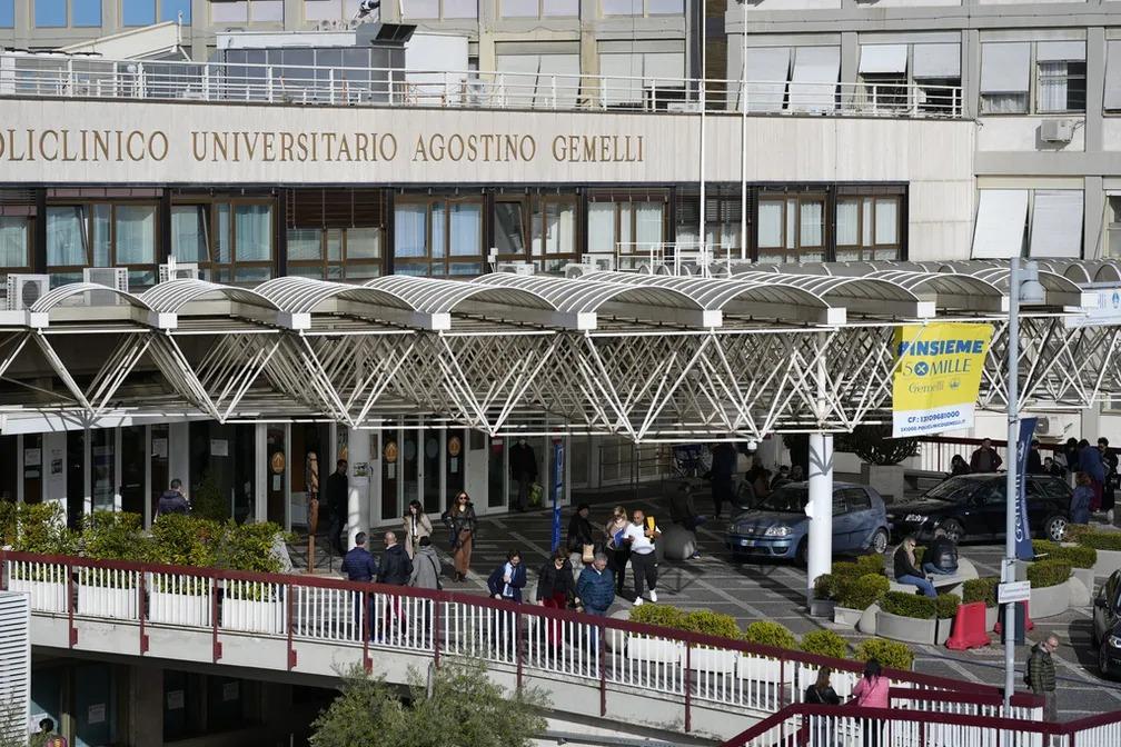 Papa está melhorando e voltou a trabalhar do hospital, diz Vaticano