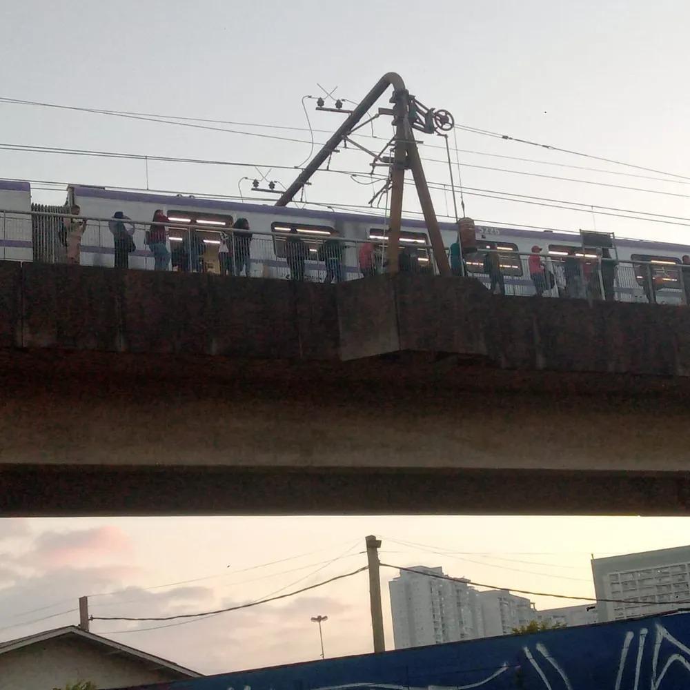 Falha interrompe circulação de trens em trecho da Linha 5-Lilás; passageiros tiveram que descer de vagão e andar pelos trilhos