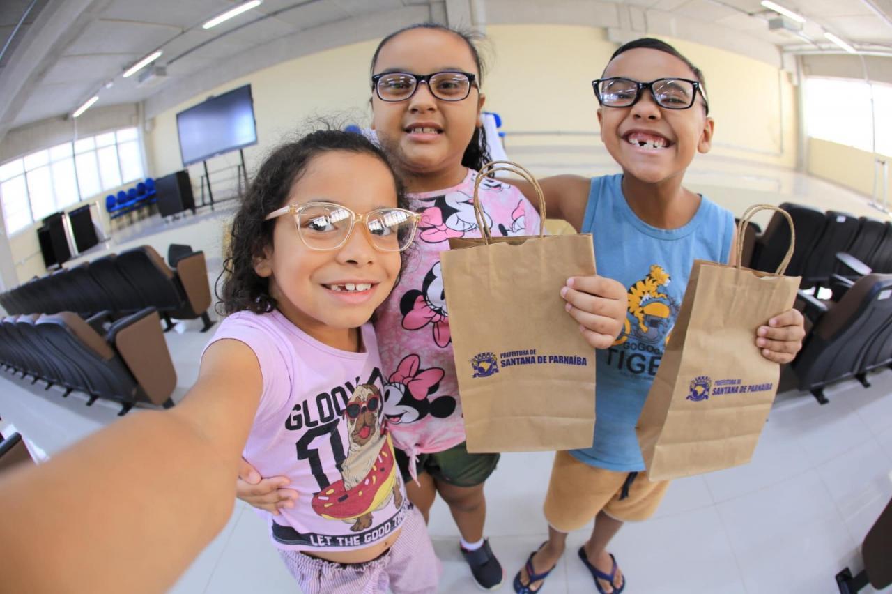 PROJETO ÁGUIA ENTREGA 75 ÓCULOS PARA ALUNOS DA REDE PÚBLICA MUNICIPAL DE SANTANA DE PARNAÍBA