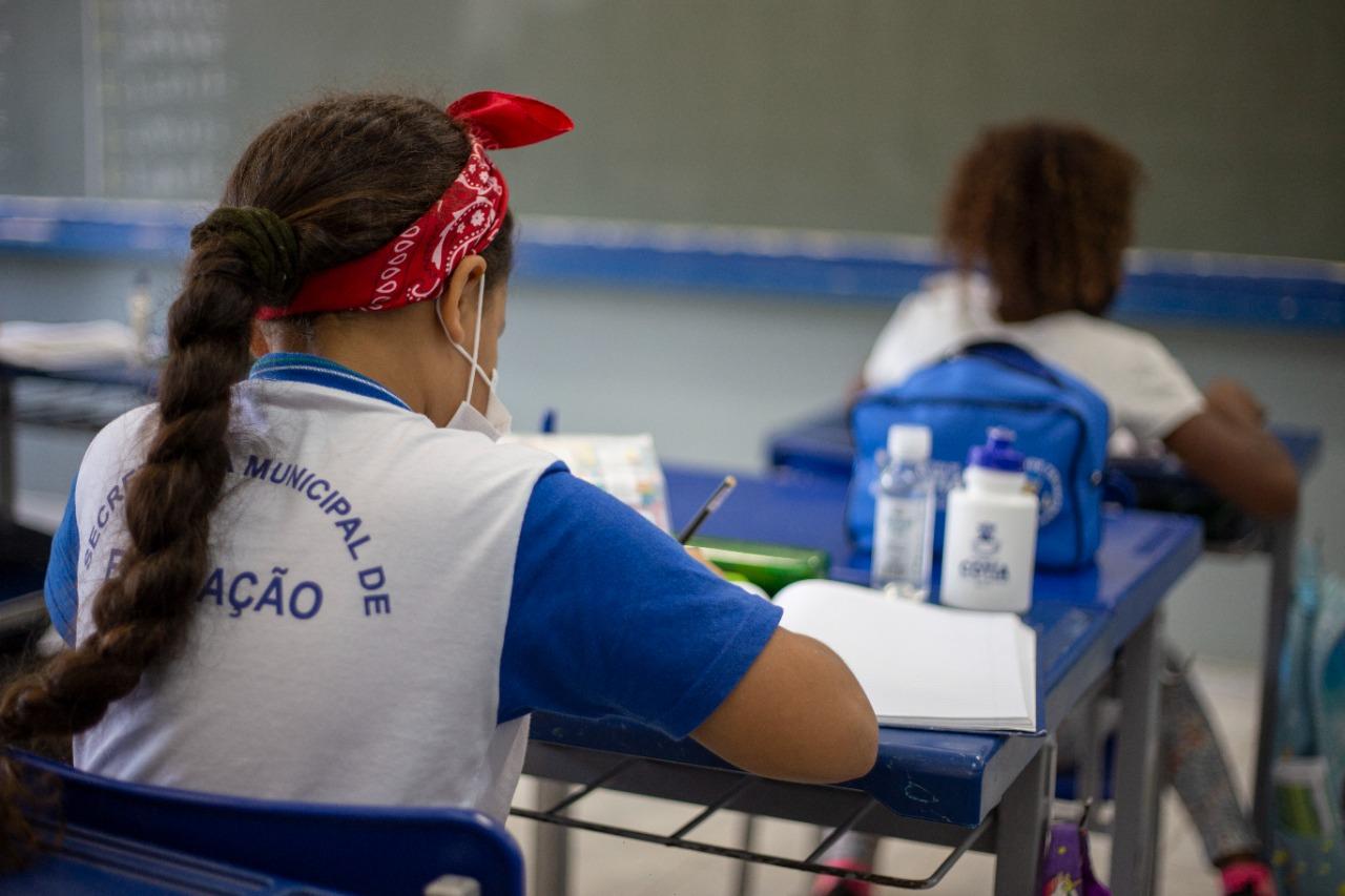 Rede Globo mostrou falta de uniformes e materiais escolares em Cotia. 