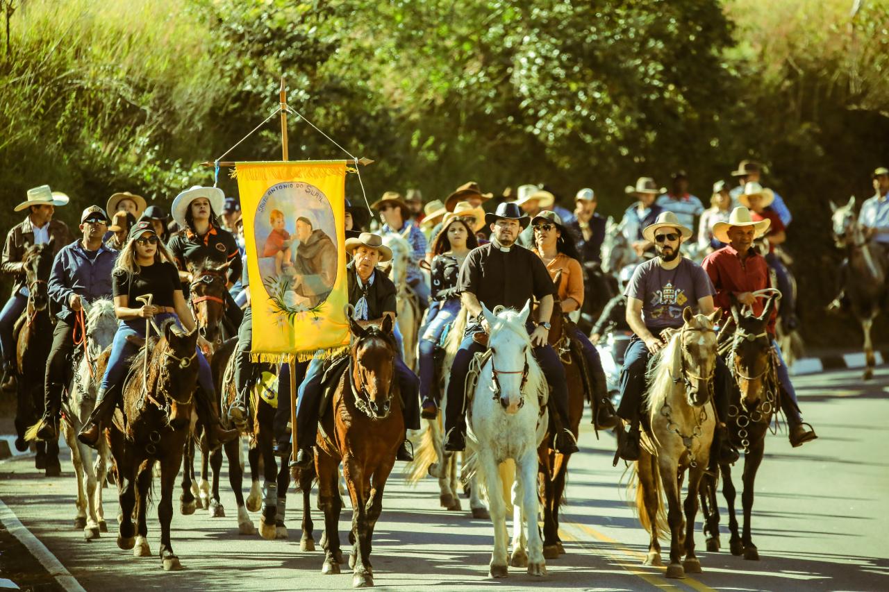 Centenas de fiéis participam da 108ª edição da Festa de Santo Antônio do Suru 