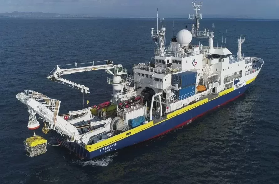 Navio com robô desacelera durante buscas por submarino desaparecido