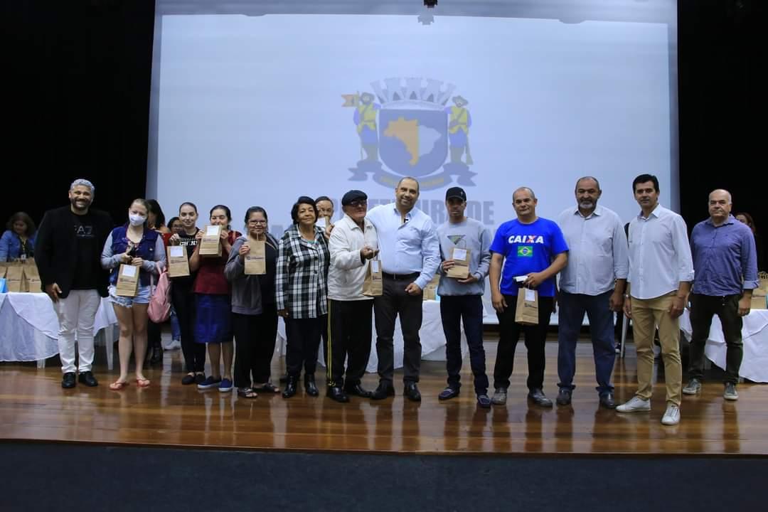 Prefeito Marcos Tonho entrega 279 óculos de grau gratuitamente a moradores da cidade