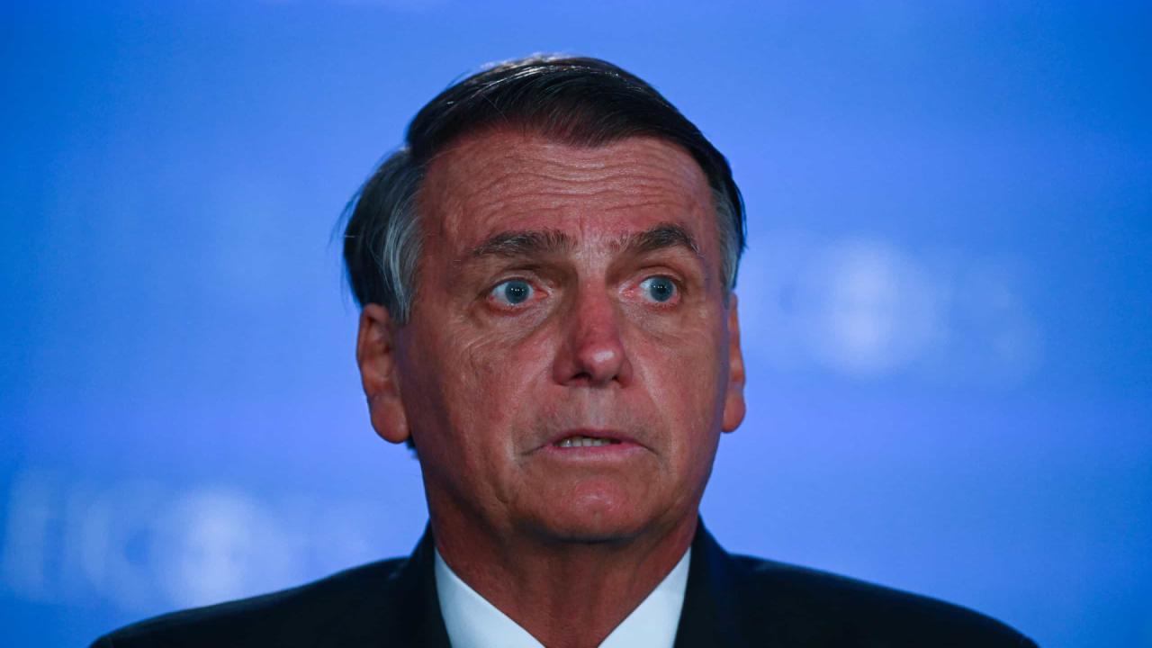 Bolsonaro alega que precisa sustentar sua família e oferece apartamento para desbloquear conta