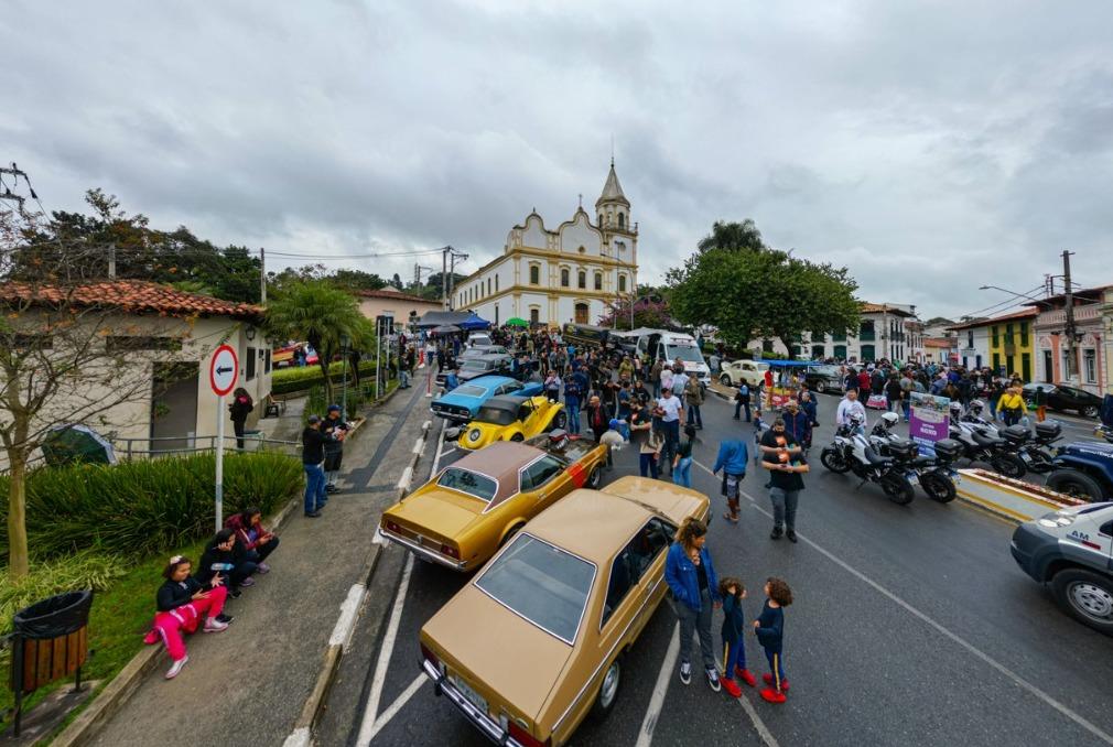 Mesmo com chuva, 20º Encontro de Antigomobilismo em Santana de Parnaíba é sucesso de público