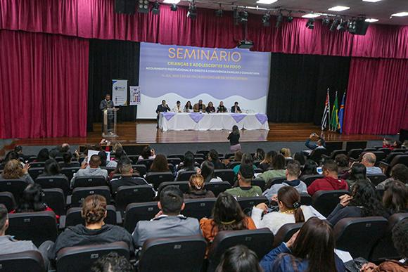 Profissionais do serviço de acolhimento da Criança e do Adolescente passam por formação