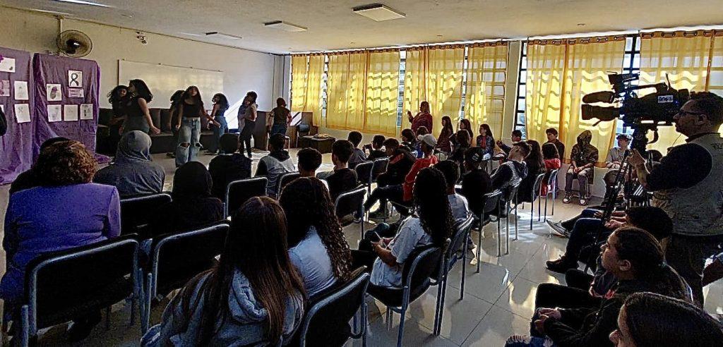 Alunos em SP integram atividade de conscientização de combate à violência contra mulher