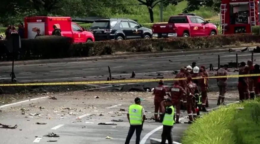 Avião cai e atinge carro e moto em estrada na Malásia; 10 morrem