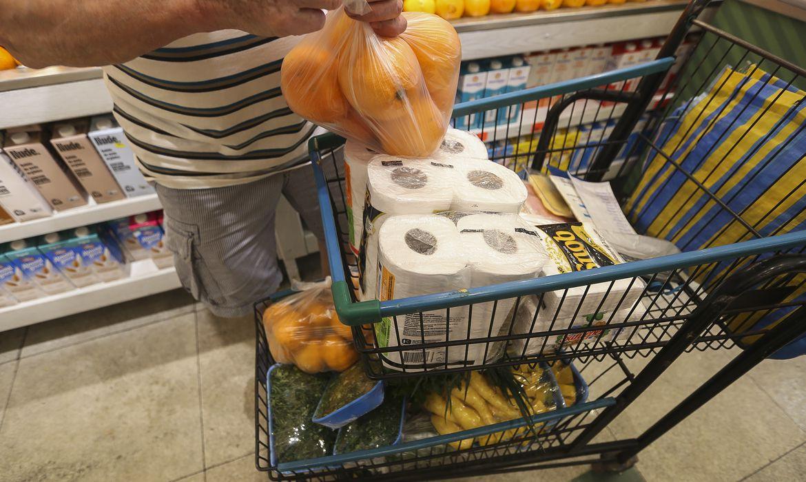 Cesta de famílias com renda mais baixa tem deflação em julho