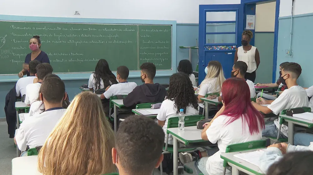 MP abre inquérito civil para apurar decisão do governo de SP de não aderir a livros didáticos do MEC e usar material 100% digital a partir do 6º ano