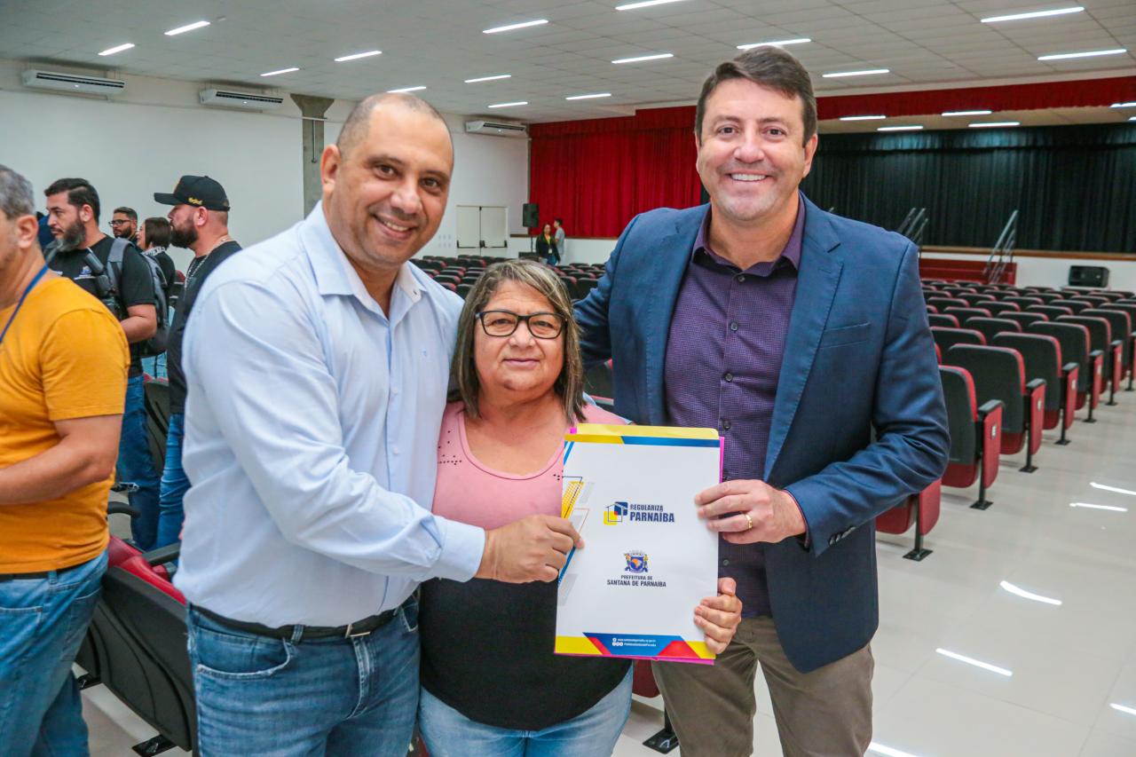 Prefeito Marcos Tonho realiza entrega de títulos de Regularização Fundiária e beneficia mais de 1.400 pessoas
