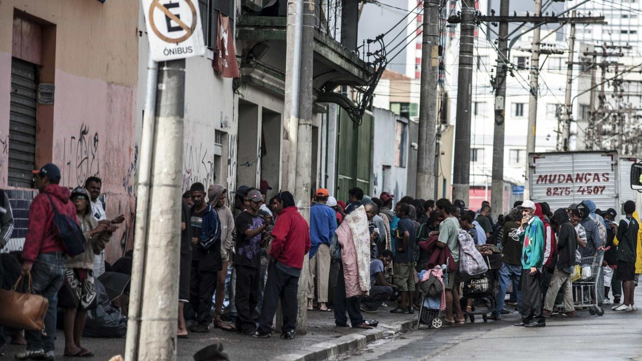Usuários de droga ignoram bloqueio e cracolândia retorna para região da Santa Ifigênia