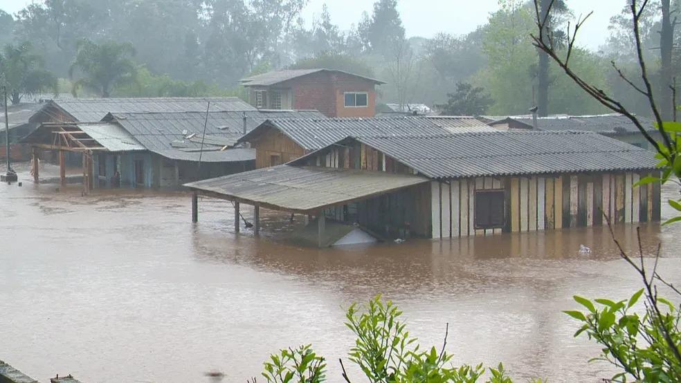 Ciclone extratropical mata 4 no RS; em SC, tempestade deixa 1 morto