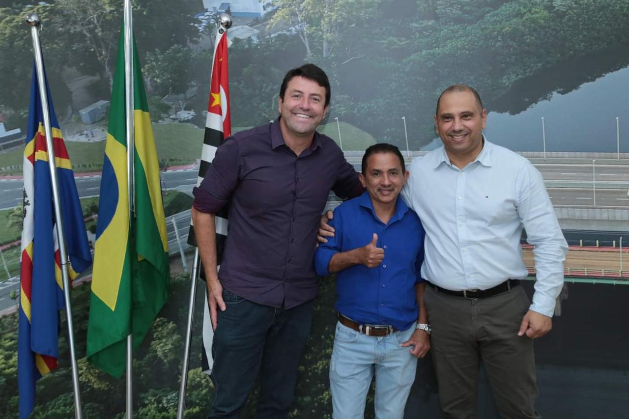 Autor de ‘Caneta Azul’, Manoel Gomes visita Prefeitura de Santana de Parnaíba