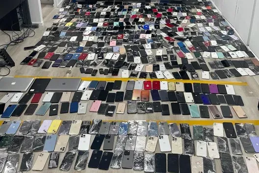 Polícia faz operação no Centro de SP contra grupo suspeito de receptar celulares roubados e apreende mais de mil aparelhos