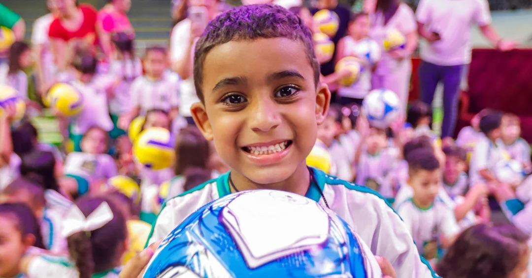FUNDO SOCIAL ENTREGA BRINQUEDOS AOS ALUNOS DA REDE MUNICIPAL DE ENSINO