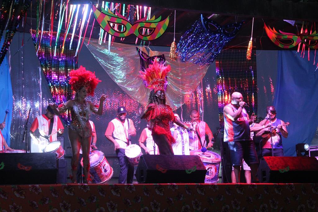 Grito de Carnaval fez todo mundo cair na folia no Parque Dom José
