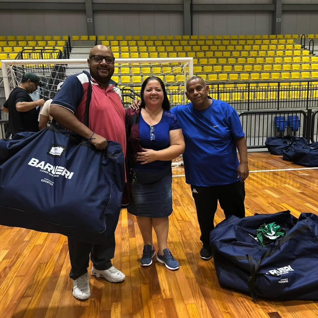Prefeitura entrega kits para times do Amador