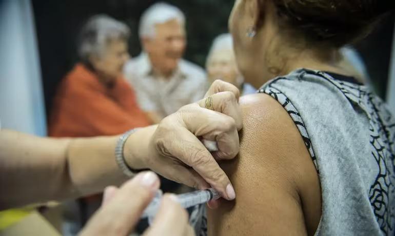 Brasil vacina 23% do público-alvo contra a gripe na metade da campanha, e governo espera 90%