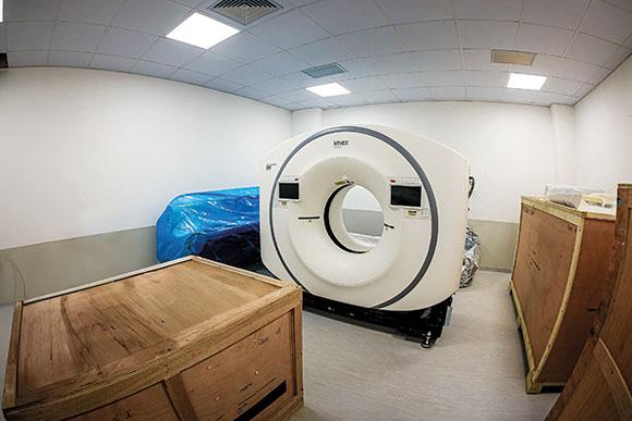 Chegada do tomógrafo de última geração é mais um passo para a entrega do novo hospital com 200 leitos