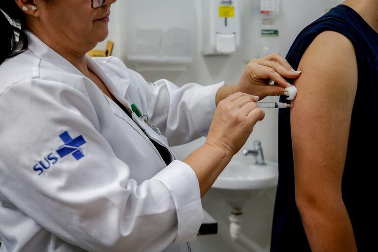 Ministra da Saúde anuncia ampliação da vacina contra dengue a partir de 6 anos