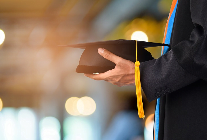 Três a cada quatro trabalhadores brasileiros não completaram faculdade, aponta IBGE