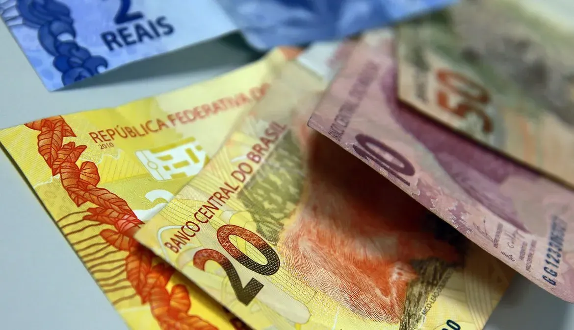 Mais de 80% da desvalorização do real no 1º semestre se deve a causas domésticas, diz estudo