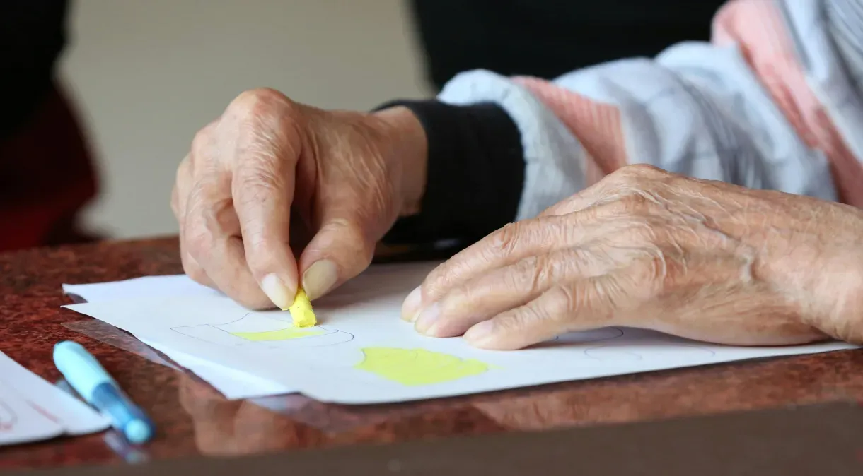 Projeto torna obrigatória presença física de idoso para contratar crédito; comissão analisa texto
