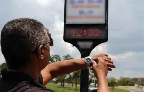 Decisão sobre horário de verão será nesta terça-feira, diz ministro