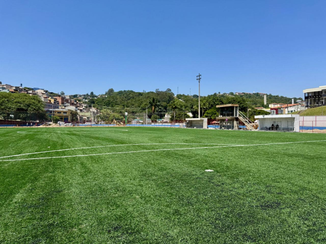 Obra da reforma do Campo do 12 segue a todo vapor