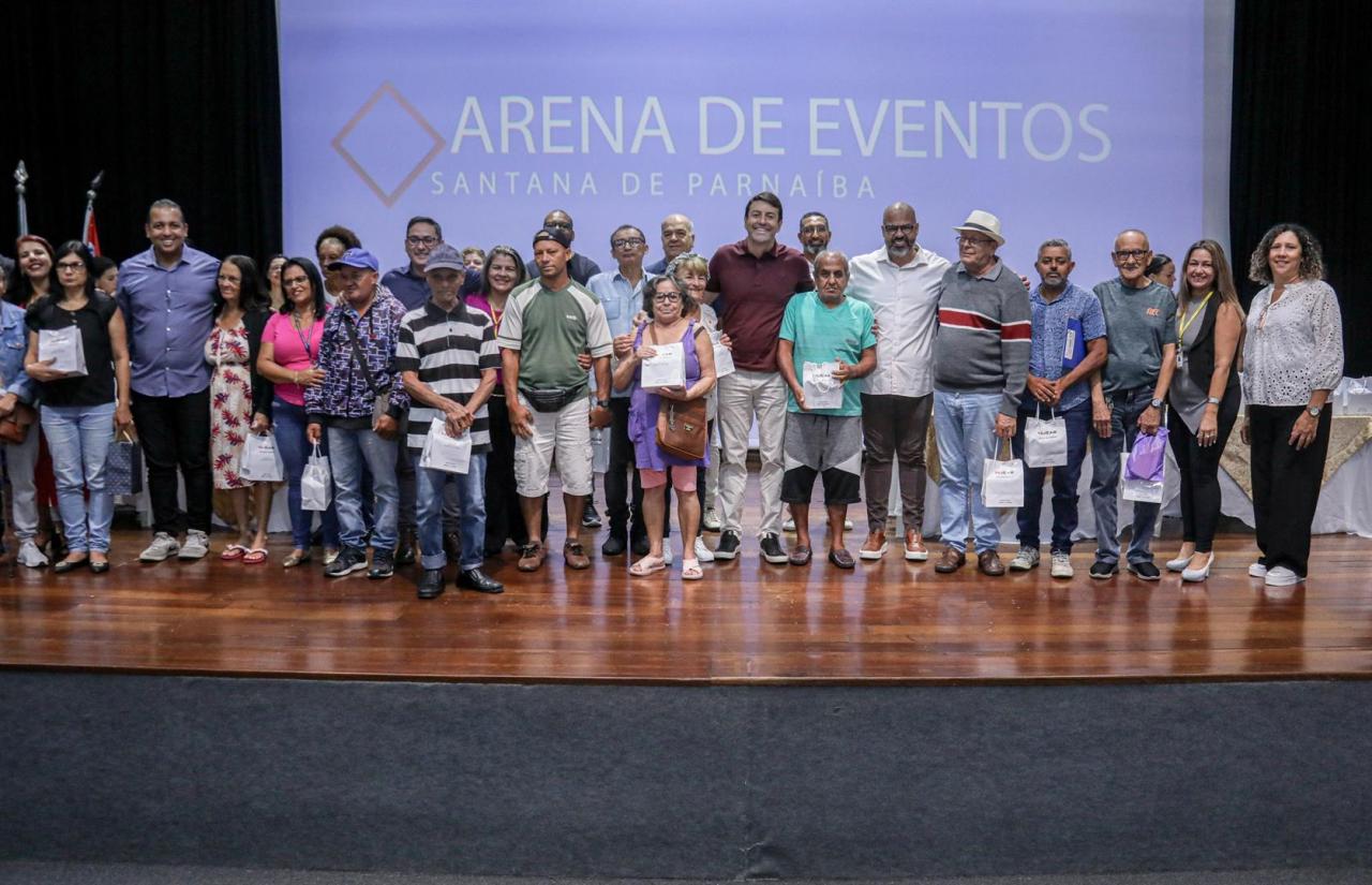 Santana de Parnaíba entrega 90 aparelhos auditivos a moradores atendidos pelos CRAS