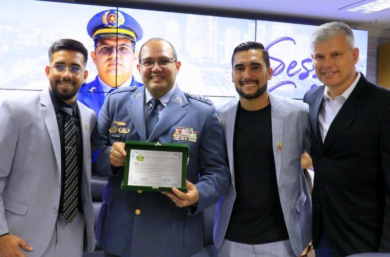 Capitão da PM recebe Cartão de Prata por trabalho desenvolvido em Osasco
