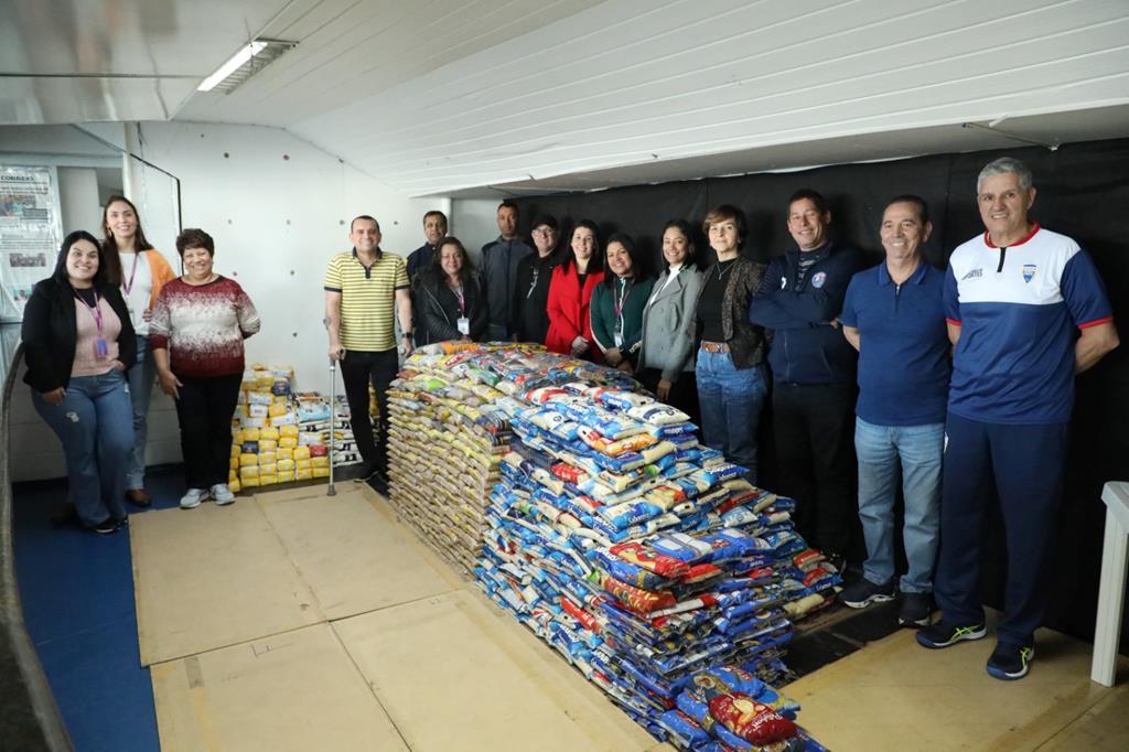Secretaria de Esportes entrega 22 toneladas de alimentos ao Fundo Social de Solidariedade