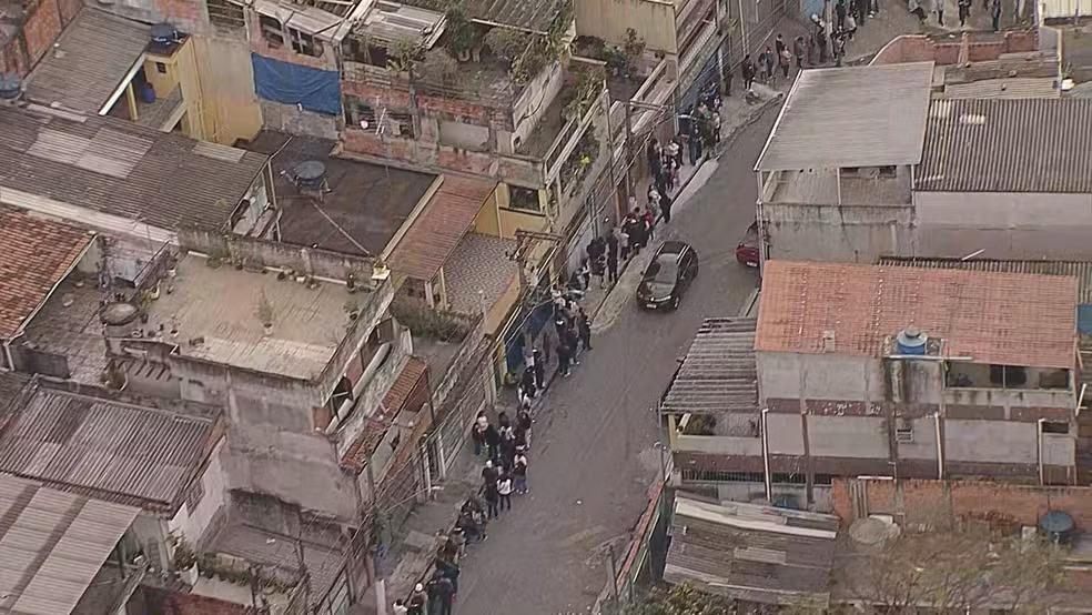 Feirão de empregos gera fila de dobrar o quarteirão em Embu das Artes, na Grande SP; veja como participar