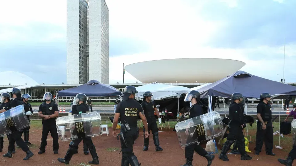Polícia do Senado faz varredura com cão farejador e agentes usam drone no STF