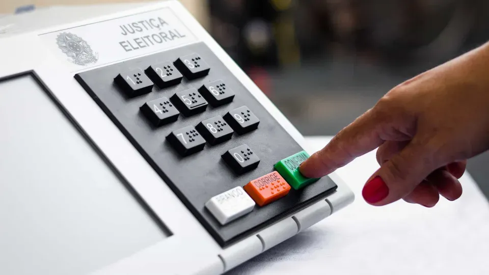 Abstenção crescente desafia voto obrigatório e entra no cálculo de candidatos