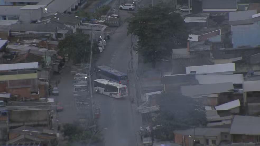 Criminosos tomam ônibus e usam como barricadas em Costa Barros; 19 escolas fecham