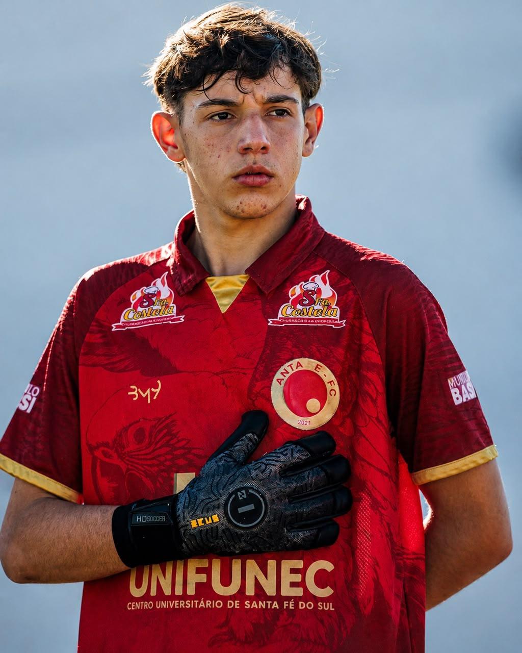 Felipe Santos deixa a família aos 15 anos para perseguir o sonho de ser jogador profissional